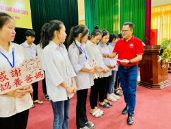 Đại diện nhà tài trợ và đại biểu trao tặng quà cho hoc sinh có hoàn cảnh khó khăn