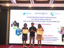 Đ/c Bùi Văn Hưng – PGĐ Sở LĐTB&XH tỉnh Nghệ An trao Giấy khen của Giám đốc Sở cho các đơn vị Nhà tài trợ