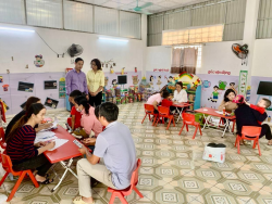 Ông Nguyễn Văn Thưởng - Ủy viên Ban Thường vụ huyện ủy, Phó Chủ tịch UBND huyện Quỳnh Lưu đến động viên chương trình