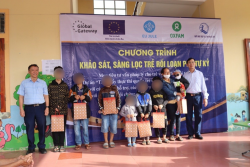 Đ/c Hồ Văn Hùng – GĐ Quỹ BTTE tỉnh và đ/c Đặng Văn Lương – TP LĐTB&XH huyện Nghi Lộc trao quà cho trẻ tham gia khám sàng lọc tại cụm Trường Mầm non Nghi Lâm