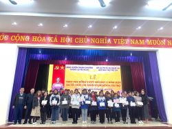 Ông Hoàng Trọng Thủy – Trưởng đại diện Tổ chức Zhi Shan Foundation và Lãnh đạo Phòng LĐTB&XH huyện Yên Thành trao học bổng cho HS nghèo vượt khó huyện Yên Thành