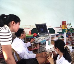 Bác sỹ siêu âm tim cho trẻ