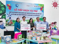 Trao tặng thiết bị, đồ chơi và sách hỗ trợ hoạt động can thiệp cho trẻ tự kỷ