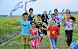 (Trẻ em vui chơi trên cánh đồng lúa – nguồn Internet)