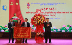 Ông Bùi Đình Long - Phó Chủ tịch UBND tỉnh Nghệ An trao bức trướng của UBND tỉnh cho Quỹ BTTE Nghệ An