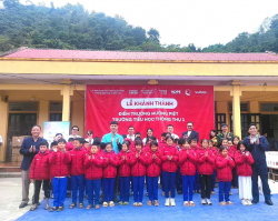 Đ/c Hồ Văn Hùng – Giám đốc Quỹ Bảo trợ trẻ em Nghệ An cùng đại biểu trao tặng áo ấm cho TEKK tại điểm trường Mường Piệt, Trường TH Thông Thụ (huyện Quế Phong)