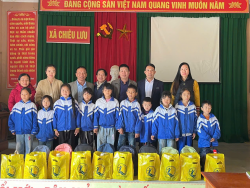 Đại biểu trao tặng quà cho trẻ em có hoàn cảnh khó khăn tại xã Chiêu Lưu huyện Kỳ Sơn
