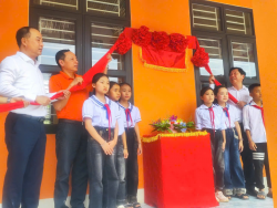 Ông Đinh Tiến Hải - Giám đốc Quỹ Bảo trợ trẻ em Việt Nam cùng Nhà tài trợ, đại diện Lãnh đạo Quỹ Bảo trợ trẻ em tỉnh Nghệ An, Lãnh đạo UBND huyện Tương Dương trao tặng máy lọc nước và sách điện tử cho trường PTDTBT Tiểu học Mai Sơn.