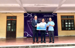 Đại biểu trao tặng học bổng cho học sinh có hoàn cảnh khó khăn của trường