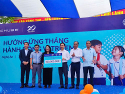 Đại diện Công ty TNHH Bảo hiểm Nhân thọ Chubb Life trao biển tài trợ tượng trưng cho Quỹ Bảo trợ trẻ em tỉnh Nghệ An dưới sự chứng kiến của Lãnh đạo Quỹ Bảo trợ trẻ em Việt Nam và đại diện Sở Y tế.