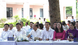 Ông Bùi Đình Long – Phó Chủ tịch UBND tỉnh, Trưởng Ban Điều hành công tác trẻ em tỉnh Nghệ An, Chủ tịch Hội đồng Bảo trợ Quỹ Bảo trợ trẻ em tỉnh; bà Nguyễn Thị Thu Hương – Phó Chủ tịch Ủy ban MTTQ Việt Nam tỉnh trao tặng quà cho TEKK