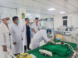 TS.BSCKII Lê Thị Hoài Chung – Giám đốc Sở Y tế và Đoàn thăm, tặng quà cho trẻ em đang điều trị tại Bệnh viện Sản nhi Nghệ An