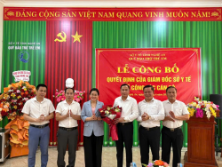 TS.BSCKII Lê Thị Hoài Chung – TUV, Bí thư Đảng ủy, GĐ Sở Y tế, đ/c Nguyễn Văn Nam – PGĐ Sở Y tế cùng đại diện phòng ban tặng hoa chúc mừng tân Giám đốc Quỹ