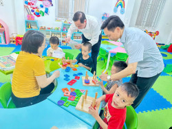 Quỹ Bảo trợ trẻ em tỉnh Nghệ An trao quà cho trẻ em mắc hội chứng tự kỷ nhân Tháng hành động vì trẻ em