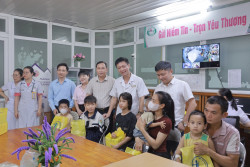 Trao quà cho các bệnh nhi nhân Tháng hành động vì trẻ em
