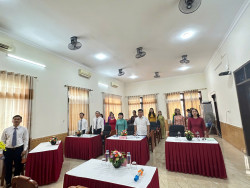 Đ/c Nguyễn Văn Nam - Ủy viên Ban Thường vụ, Chủ nhiệm Ủy ban Kiểm tra Đảng ủy Sở, Phó Giám đốc Sở Y tế tặng hoa chúc mừng Chi ủy nhiệm kỳ 2025-2027