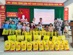 Nghệ An: 200 suất quà đến với trẻ em có hoàn cảnh đặc biệt khó khăn tại huyện Kỳ Sơn