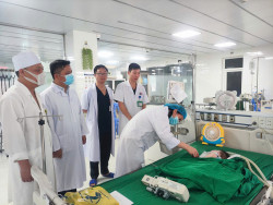 TS.BSCKII Lê Thị Hoài Chung – UV BCH Đảng bộ tỉnh, Giám đốc Sở Y tế và đoàn thăm, tặng quà cho trẻ em đang được điều trị tại Bệnh viện Sản nhi Nghệ An