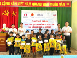 Đồng chí Nguyễn Trọng Việt – Giám đốc Quỹ BTTE tỉnh; ông Vũ Trọng Nghĩa – Phó Giám đốc Công ty TNHH Đỉnh Vàng cùng đại biểu trao tặng quà cho TEKK xã Nậm Cắn