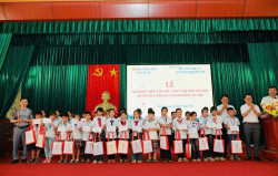 Đại biểu trao tặng học bổng và quà cho học sinh tại xã Vân Tụ