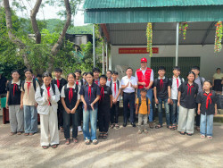 Hơn 1.600 trẻ em miền núi Nghệ An nhận quà hỗ trợ sau bão số 3