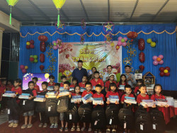 Đại diện Quỹ Bảo trợ trẻ em tỉnh và đại biểu trao tặng quà cho học sinh có hoàn cảnh khó khăn tại Trường PTDTBT Tiểu học Hữu Lập (xã Hữu Lập)