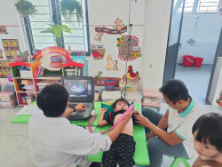 Bác sỹ siêu âm tim cho trẻ