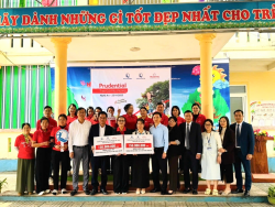 Đại diện Công ty BHNT Prudential trao biển tài trợ tượng trưng cho các Trường dưới sự chứng kiến của đại diện Quỹ Bảo trợ trẻ em tỉnh và lãnh đạo xã Lam Thành