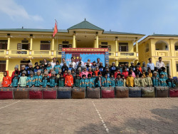 Trao tặng đồ ấm cho trẻ em có hoàn cảnh khó khăn tại xã Mường Ham