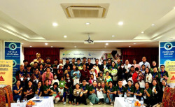 Đại biểu và đội ngũ y bác sỹ, nhân viên y tế, tình nguyện viên của Tổ chức Operation Smile Vietnam chụp ảnh lưu niệm cùng trẻ và phụ huynh tại lễ khai mạc