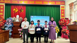 Trao quà cho học sinh là con ngư dân có hoàn cảnh khó khăn