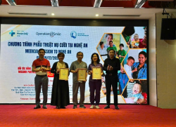 Lãnh đạo Quỹ Bảo trợ trẻ em tỉnh trao Giấy trân trọng cảm ơn Nhà tài trợ