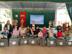TRAO TẶNG ĐỒ ẤM CHO TRẺ EM CÓ HOÀN CẢNH KHÓ KHĂN TẠI XÃ YÊN NA VÀ NGA MY