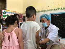 Bác sĩ siêu âm tim cho trẻ