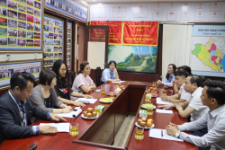 Đại diện Tổ chức Gladney Hoa Kỳ, Quỹ Bảo trợ trẻ em tỉnh và đại biểu trao tặng quà cho trẻ em tại Trung tâm Công tác xã hội Nghệ An