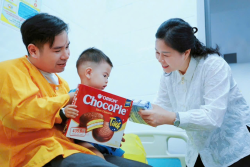 Đại biểu trao tặng quà cho trẻ em có hoàn cảnh khó khăn tại Lễ phát động Tháng Hành động vì trẻ em tỉnh Nghệ An năm 2026