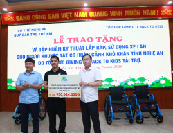 Đồng chí Nguyễn Văn Nam – Phó Giám đốc Sở Y tế, đại diện nhà tài trợ và đại biểu trao tặng xe lăn cho các xã