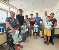 Ông Trần Quyết Thắng - Chủ tịch Hội Doanh nhân Nghệ Tĩnh mở rộng tại Đà Nẵng cùng các thành viên trao tặng quà cho trẻ