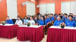 Đại diện các đơn vị tài trợ trao biển tài trợ tượng trưng cho Quỹ Bảo trợ trẻ em tỉnh
