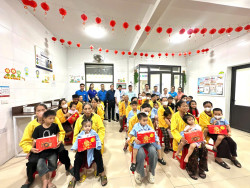 Đại biểu trao tặng quà cho trẻ em đang điều trị tại Bệnh Viện Phổi Nghệ An