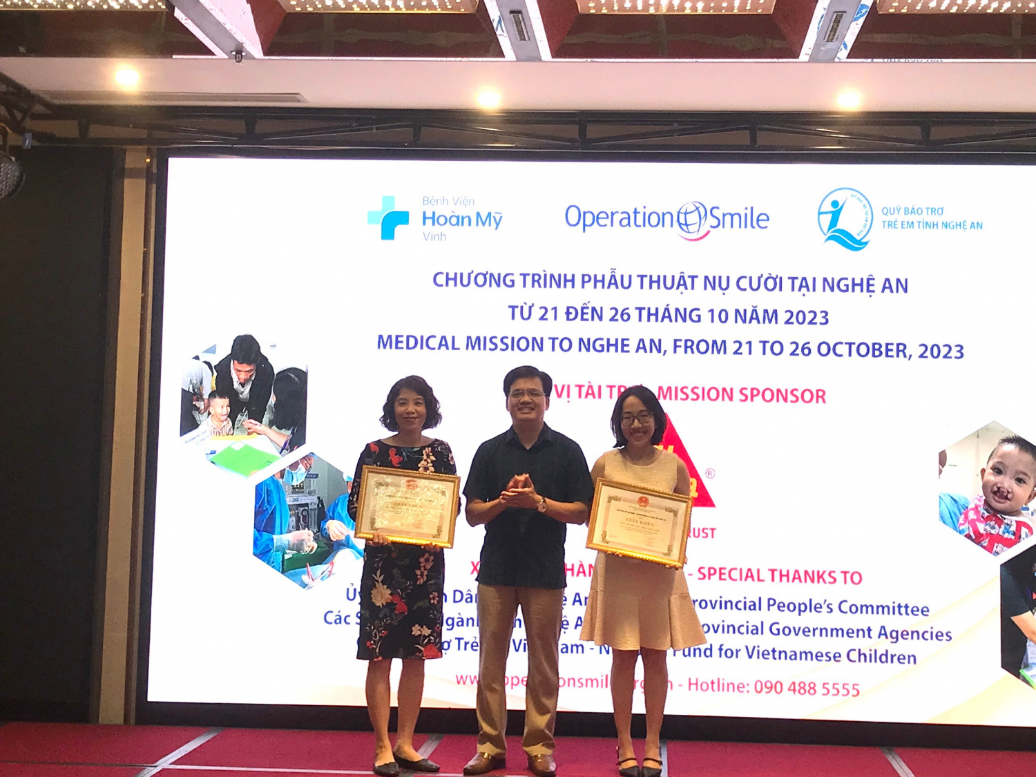 Đ/c Bùi Văn Hưng – PGĐ Sở LĐTB&XH tỉnh Nghệ An trao Giấy khen của Giám đốc Sở cho các đơn vị Nhà tài trợ