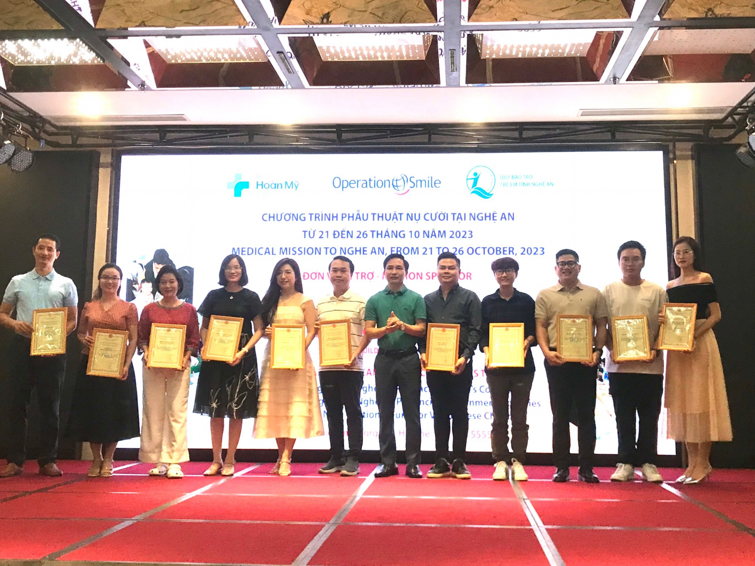 Đ/c Phan Sỹ Hiền – PGĐ Quỹ Bảo trợ trẻ em tỉnh trao Giấy trân trọng cảm ơn các đoàn tham gia khám và phẫu thuật