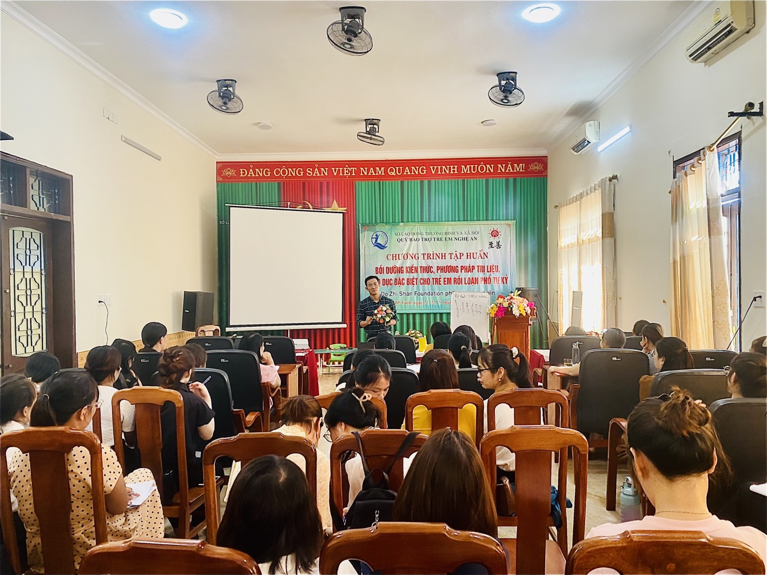 Mỗi vấn đề giảng viên đưa ra thảo luận luôn nhận được sự quan tâm của học viên