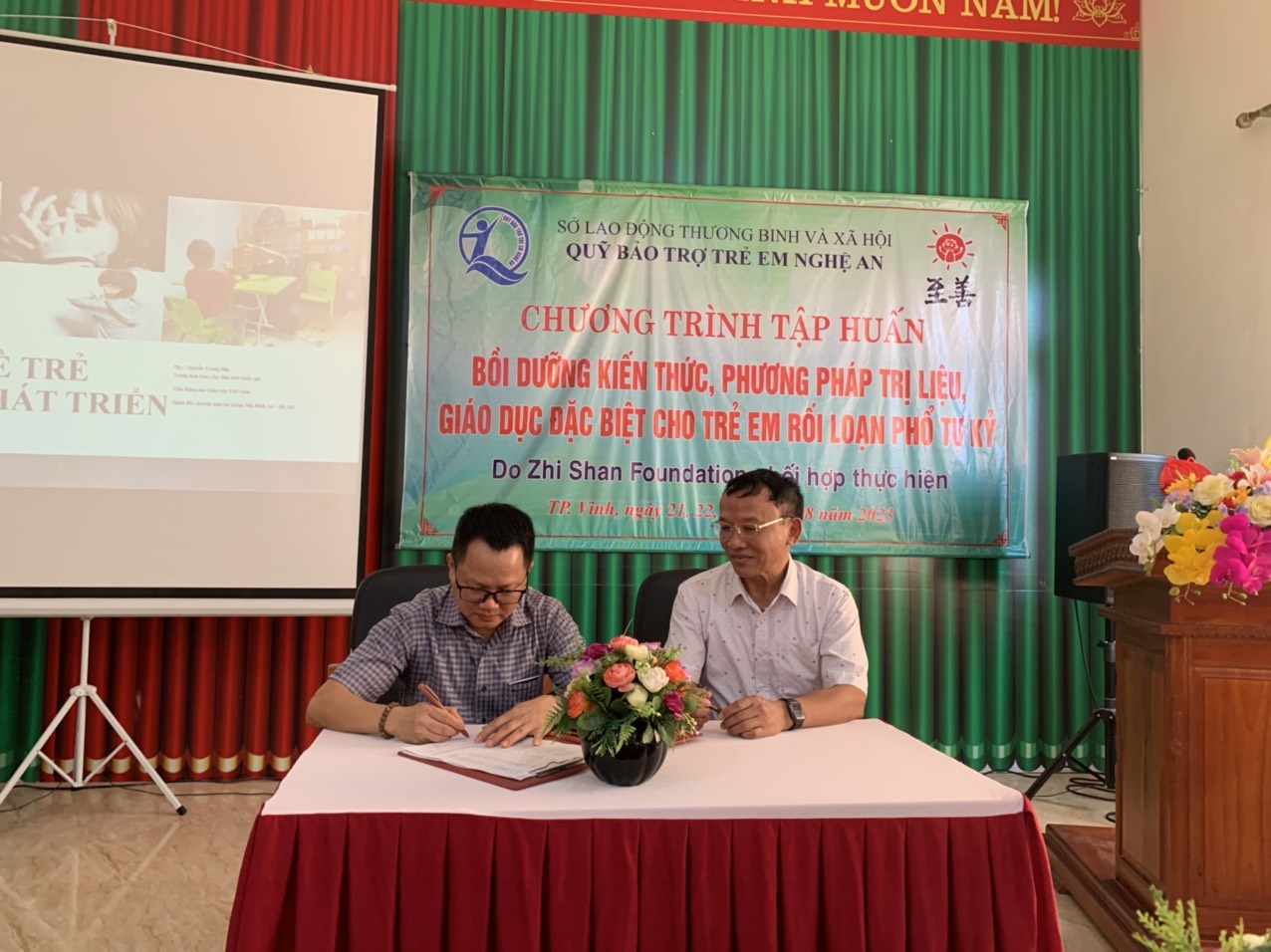 Ký cam kết trao tặng bộ thiết bị dạy học và trị liệu 