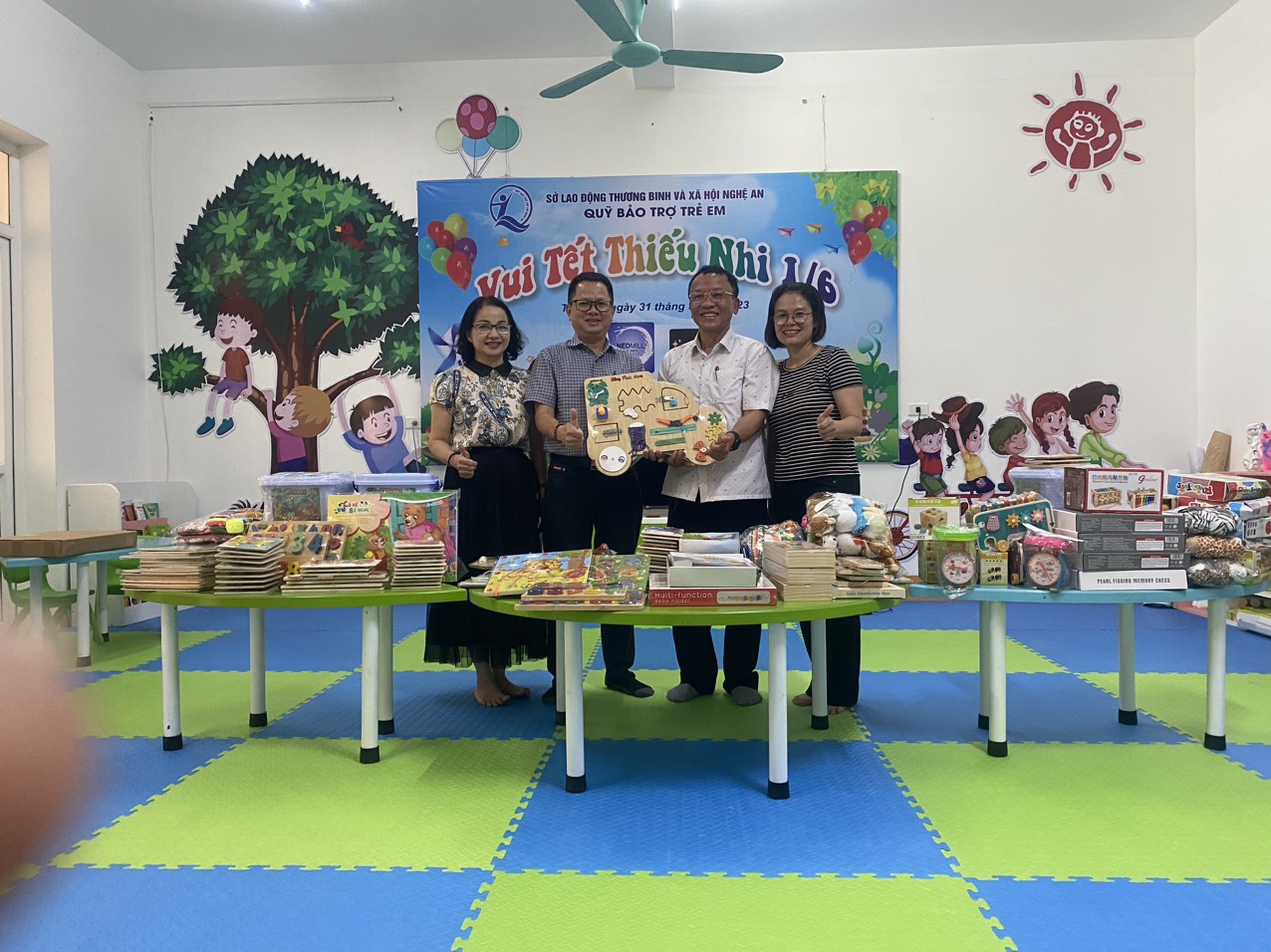 Lãnh đạo Tổ chức Zhi-Shan Foundation trao tặng thieeuts bị dạy học, trị liệu cho lãnh đạo Quỹ Bảo trợ trẻ em tỉnh Nghệ An