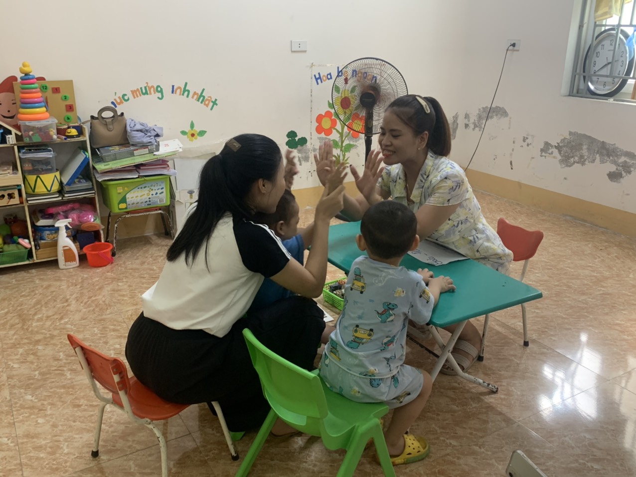 Sau khi học lý thuyết, học viên sẽ được dạy thực hành trực tiếp ở trẻ