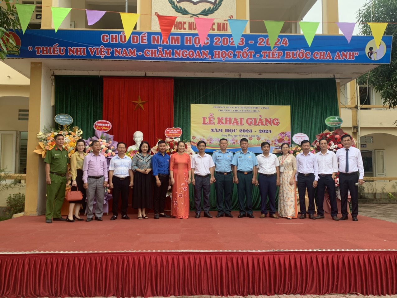 Đại biểu tham dự chương trình chụp ảnh lưu niệm