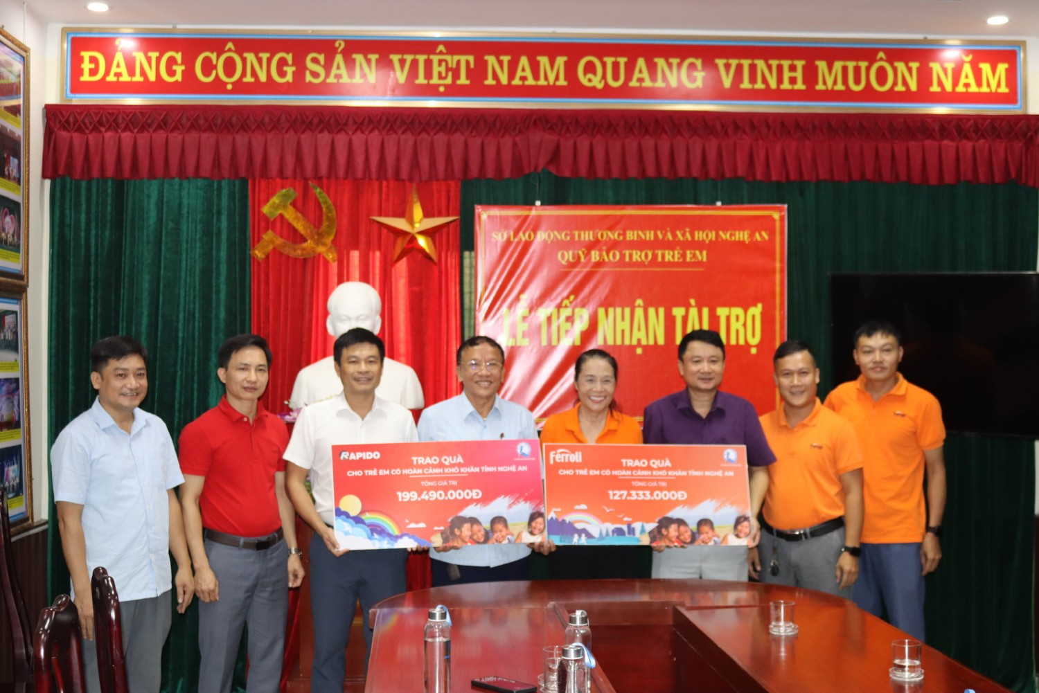 Đại diện Công ty TNHH Ferroli Asean và Công ty TNHH Rapido trao biển tài trợ tượng trưng cho Quỹ Bảo trợ trẻ em tỉnh Nghệ An và các đơn vị thụ hưởng