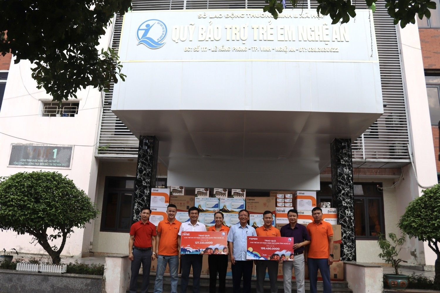 Đại diện Nhà tài trợ trao tặng biển tượng trưng và quà cho Quỹ Bảo trợ trẻ em tỉnh Nghệ An cùng các đơn vị thụ hưởng