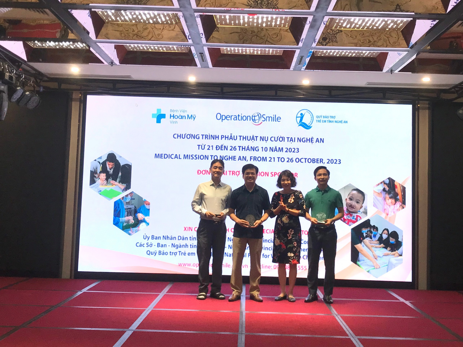 Đại diện Tổ chức Operation Smile trao Kỷ niệm chương cho các đơn vị phối hợp thực hiện chương trình